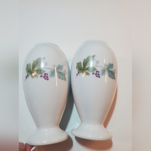 Fine China of Japan Pepper and Salt Shaker , Vintage , Blue, green 🍃 🍂 🍁 - Picture 3 of 7